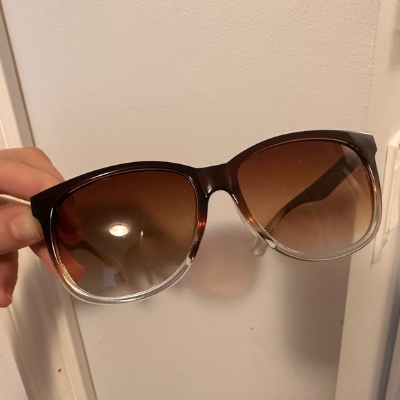 ✨Free with purchase of $75 or more✨ Kardashian sunglasses - Picture 7 of 10